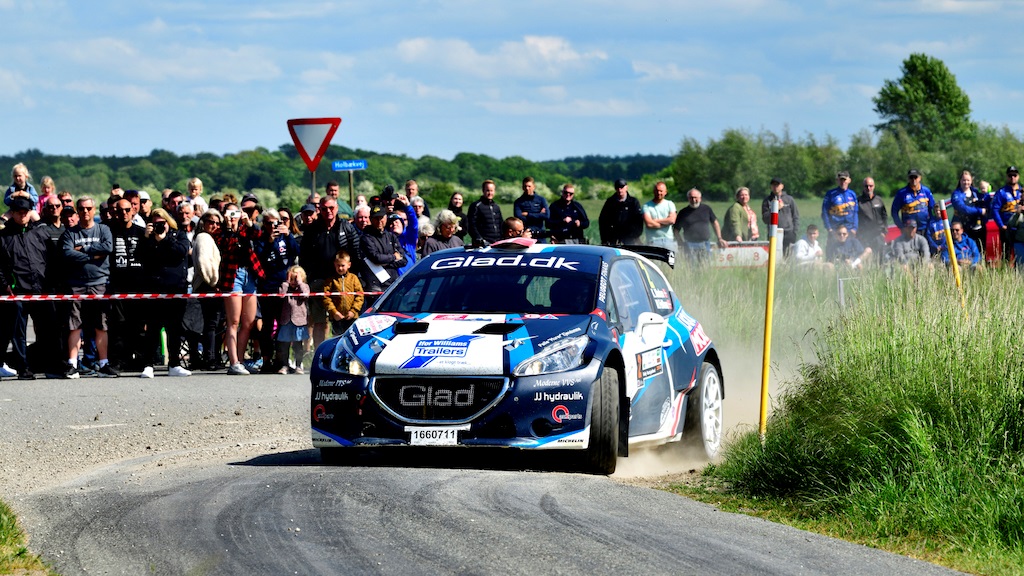 Skønsvist et par tusinde tilskuere fulgte Rally Vestsjælland fredag og lørdag. Her er det vinderne Kenneth Madsen og Mette Felthaus, der giver den gas foran publikum i deres Peugeot 208 R5.
(Foto: Michael Eisenberg)